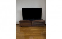 テレビとのサイズバランスよい大川家具のテレビボード(ルームズ大正堂)