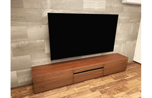 高級感ある石張りの壁面をと大川家具のテレビボード(富士家具)