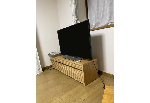 床材の色とマッチした大川家具のテレビボード