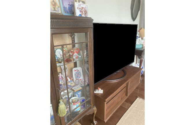 コレクションが飾られたキュリオケースと千代田区S.T様のテレビボード
