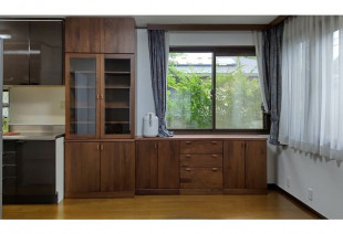 キッチン横に設置した大川家具の食器棚