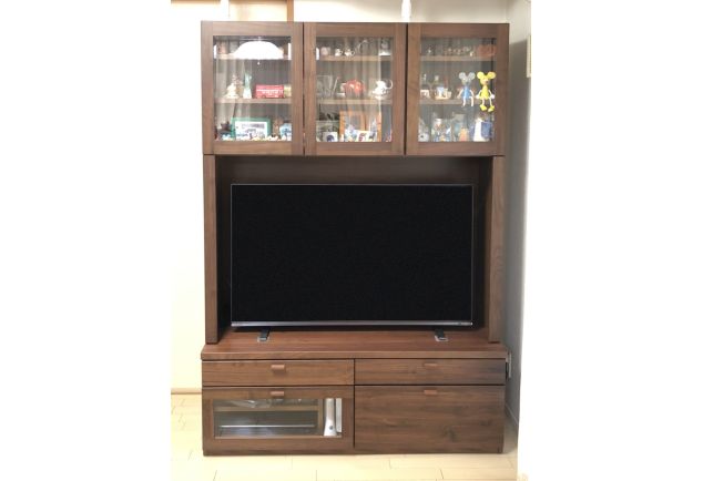 たくさんのコレクションを飾った大川家具のテレビボード