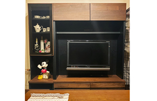 ミッキーが飾られた大川家具のテレビボード(リビングハウス越谷店)