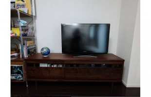 地球儀を設置した大川家具のテレビボード(村内ファニチャーアクセス)