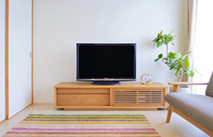 虹色のラグとソファと大川家具のテレビボード