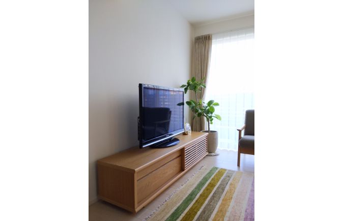 観葉植物と北九州市T.K様の無垢テレビボード