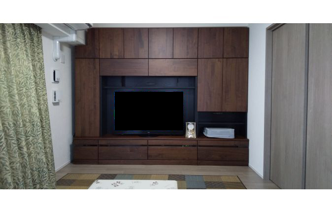 壁面いっぱいに製作した大川家具の無垢テレビボード(ビングハウス堀江店)