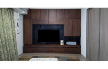 壁面いっぱいに製作した大川家具の無垢テレビボード