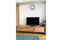 尾張旭市T.H様の天然木脚ありテレビボードと緑のラグ(東京インテリア)
