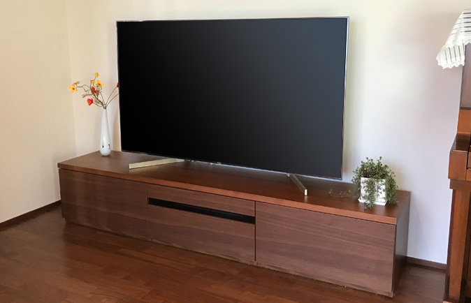 大川家具のテレビボードとお花