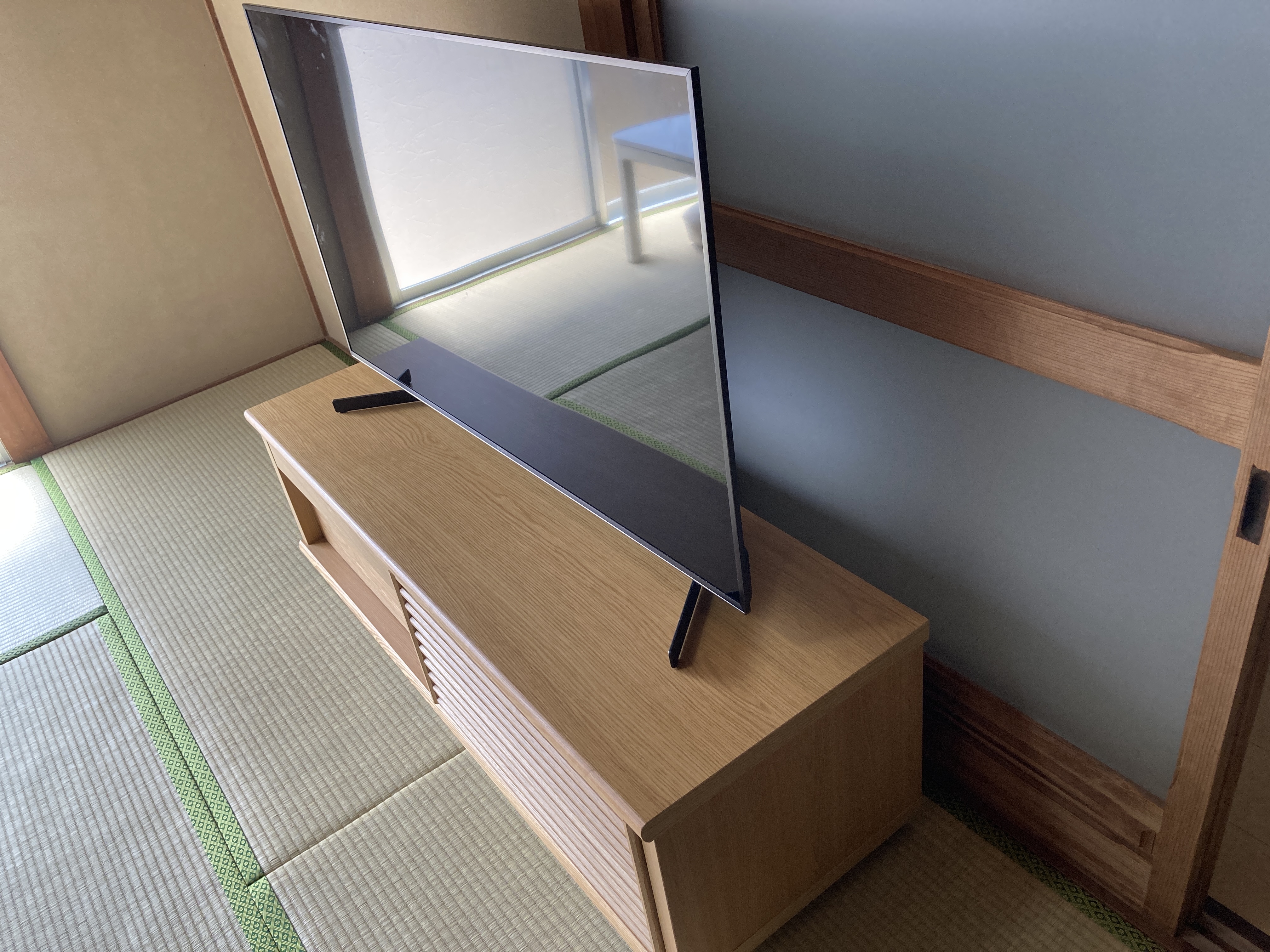 畳に設置された大川家具のテレビボード