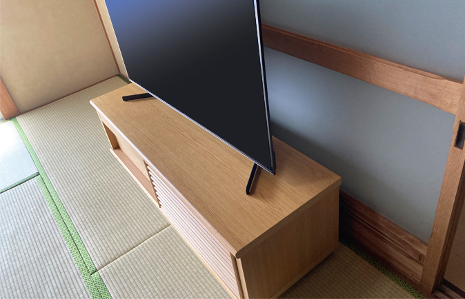 畳に設置された大川家具のテレビボード