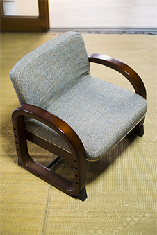 畳の上に設定された座椅子